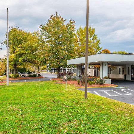 Clarion Inn Belle Vernon Экстерьер фото