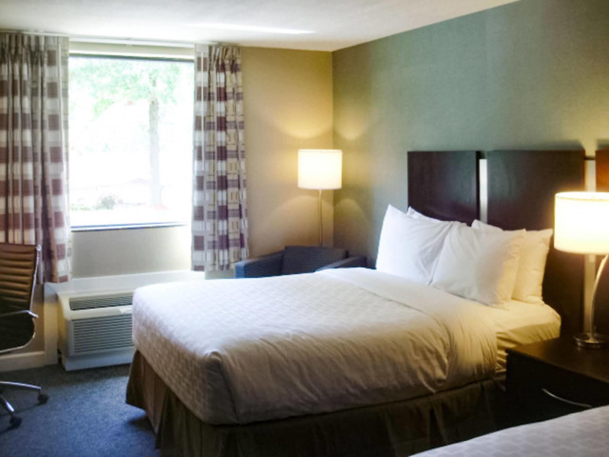 Clarion Inn Belle Vernon Экстерьер фото